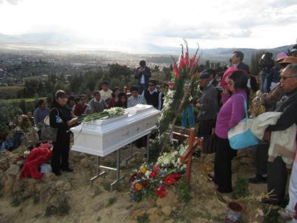 Entierran a niña víctima de bullying