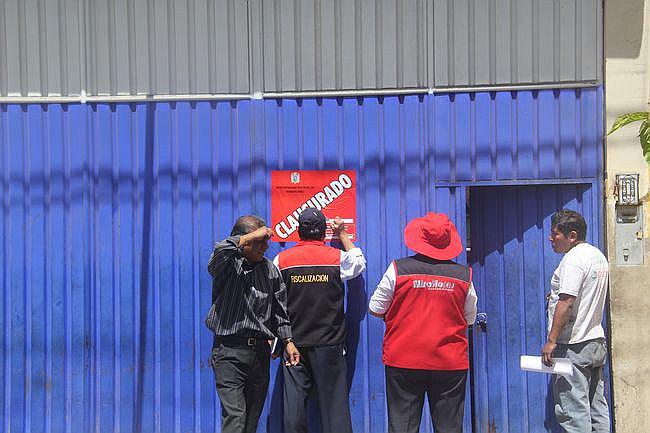 ​Clausuran y multan con mil 975 soles a talleres que operaban en la vía pública