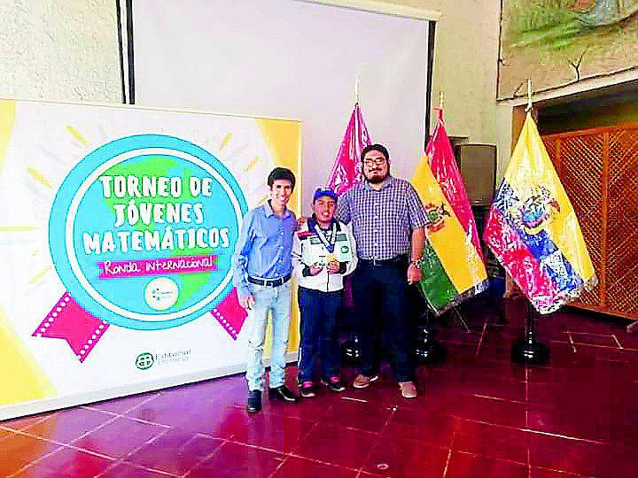 Estudiante juliaqueño enorgullece a toda la región de Puno