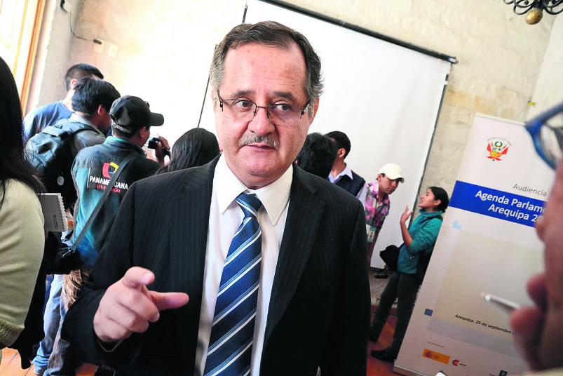 Marco Falconí propone multar a quienes cometan errores ortográficos