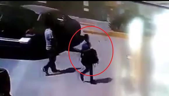 Chiclayo: Graban a hombre robando equipos electrónicos de automóvil (VIDEO)