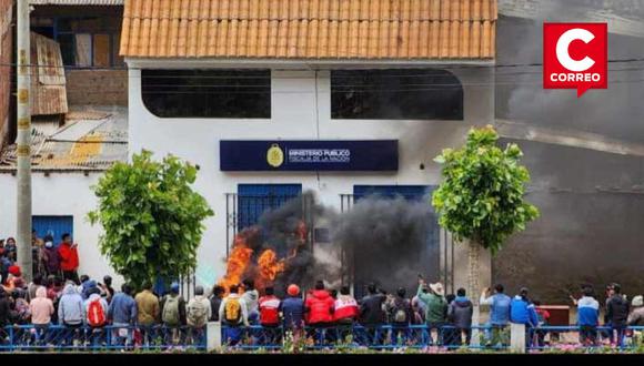 Quemaron llantas en los exteriores. No se registraron heridos.