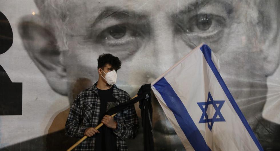 Los israelíes protestan contra la corrupción gubernamental y por la democracia en la plaza Rabin en Tel Aviv, Israel, el 15 de abril de 2020. Los medios locales informaron que 2.000 personas participaron en la manifestación a dos metros de distancia entre sí para prevenir la propagación del coronavirus. (EFE/ABIR SULTAN).