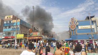 Personas salen de sus viviendas por incendio en Carabayllo 
