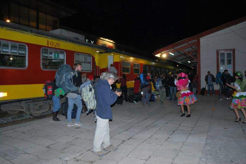 Turistas llegan a Huancayo en tren y bailan Huaylarsh (FOTOS)