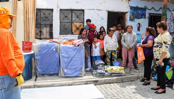 Brindan ayuda humanitaria a familia damnificada de incendio en el centro de Piura