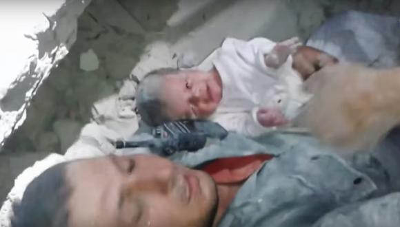 ​YouTube: Así fue el dramático rescate de bebé tras bombardeo en Siria (VIDEO)