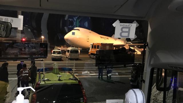 Un avión de evacuación fletado operado por Kalitta Air espera a los pasajeros estadounidenses que hayan optado por abandonar el crucero Diamond Princess para volar de regreso a los Estados Unidos, en el aeropuerto de Haneda en Japón. (Reuters)
