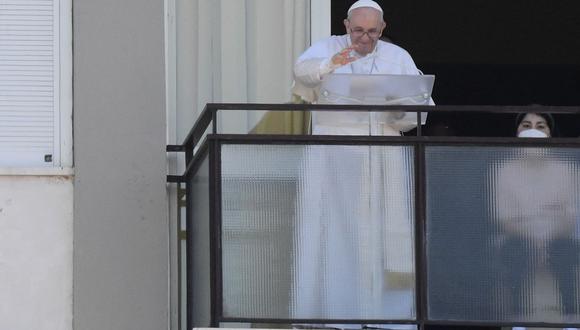 El papa Francisco se dirigió este domingo a los fieles desde un balcón del décimo piso del hospital romano donde se encuentra internado. (Filippo MONTEFORTE / AFP).