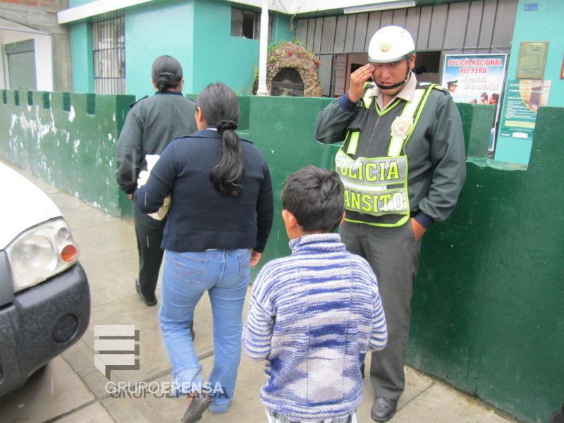 Mala madre encadena a su hijo a una silla