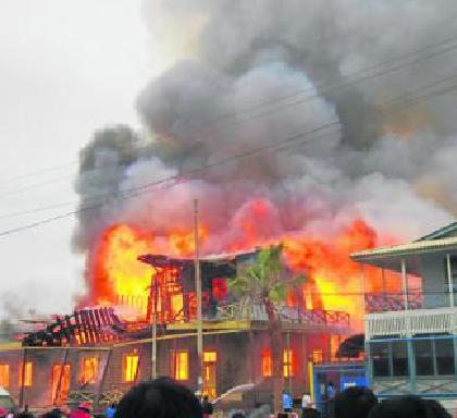 Tensión por incendio cerca a pozos en Talara