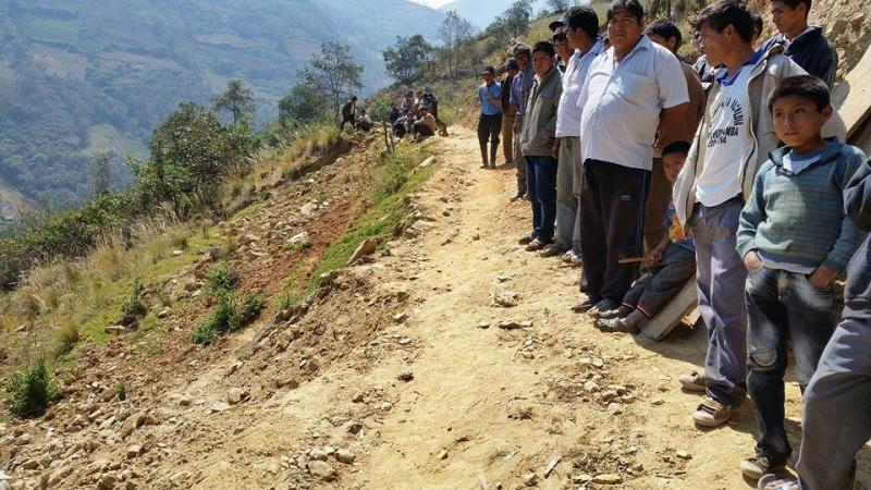 Chofer muere al caer camión a un abismo