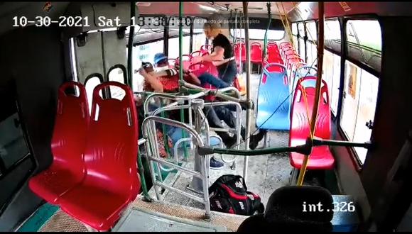 Las víctimas aprovecharon que el ladrón estaba de espaldas para atacarlo y empezar el forcejeo mientras el bus estaba en movimiento. (Foto: Captura)