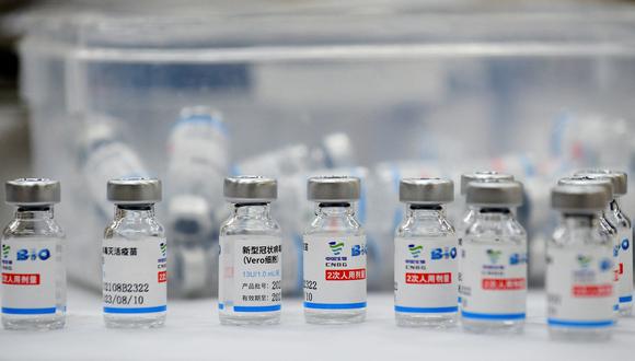 Mientras Europa y Estados Unidos no han aprobado el uso de las vacunas de Sinovac y Sinopharm, la OMS sí las ha incluido en su lista de uso de emergencia y ha pedido a la comunidad internacional que también lo haga. (Foto: Nhac NGUYEN / AFP)
