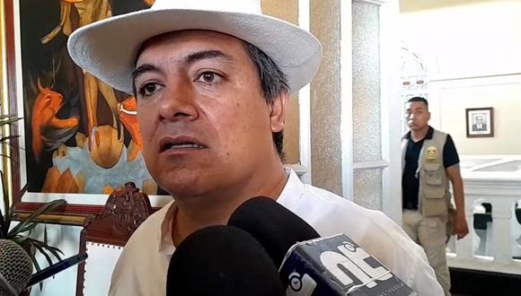 El alcalde de Trujillo una vez más lanza comentario desproporcionado contra una mujer de prensa durante una conferencia de prensa. A la autoridad le preguntaron solo por la rehabilitación de las pistas de la ciudad.