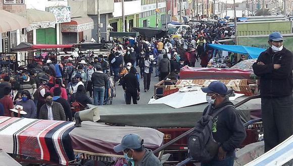 Cientos de vendedores y compradores se concentran los fines de semana en La Cachina. (Foto: Diario Correo)