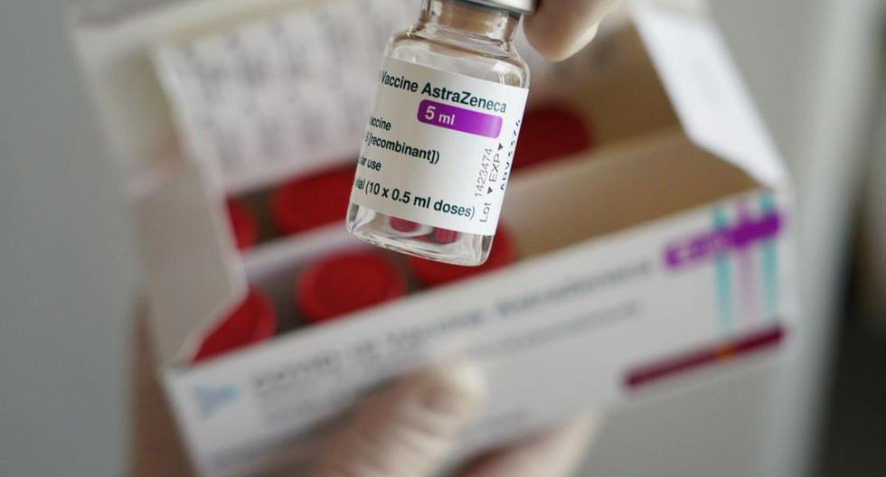 Una enfermera sujeta un vil de la vacuna AstraZeneca contra el COVID-19 durante la inoculación de pacientes en Senftenberg, Alemania, el 3 de marzo de 2021. (EFE/EPA/Sean Gallup / POOL).