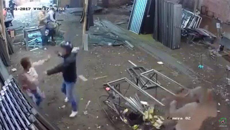 ​YouTube: Mujer se enfrenta a ladrón armado y vive para contarlo