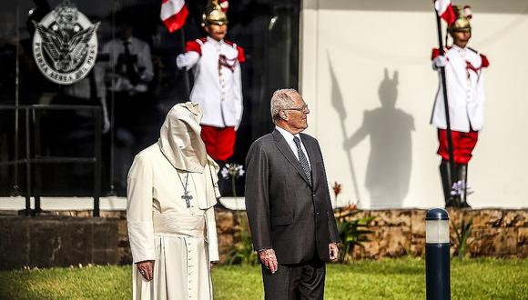 Papa Francisco: viento le juega mala pasada en su llegada a Perú (VIDEO)