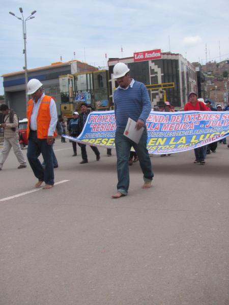 Población humilla a ingenieros y los hace caminar descalzos