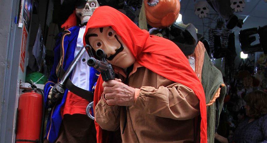 Halloween: ​Disfraces de "La Casa de Papel" causan furor en Mesa Redonda