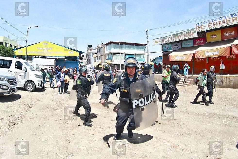 Ambulantes desalojados amenazan a alcalde y agreden a policías y serenos (FOTOS)