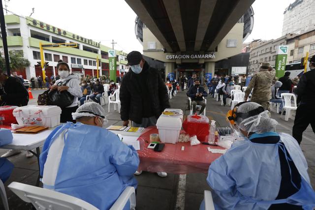 Personal de salud realiza pruebas rápidas para descartar COVID-19  en las estaciones del Metropolitano y la Línea 1 del Metro de Lima. (Foto: Violeta Ayasta/GEC)