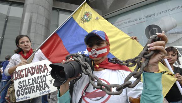 La prensa venezolana es constantemente asediada por el régimen. (Foto: AFP)