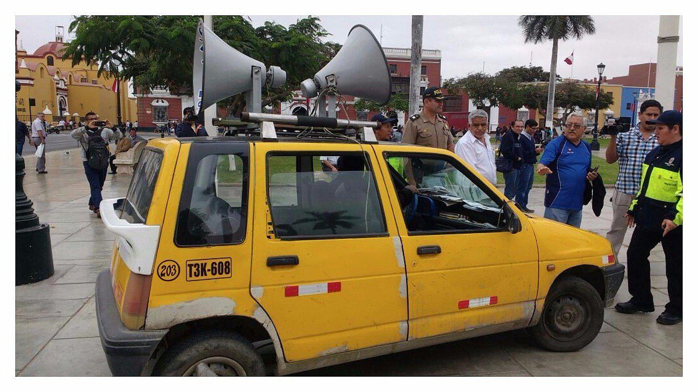 Docente intenta ingresar con "tico" al monumento de la Plaza de Armas de Trujillo (VIDEO) 