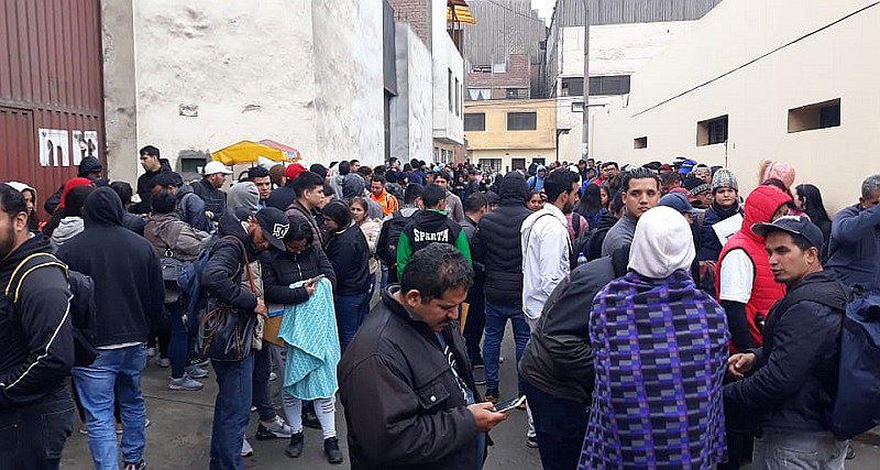 Venezolanos permanecen hasta 30 horas en Diprove por cita para antecedentes penales  