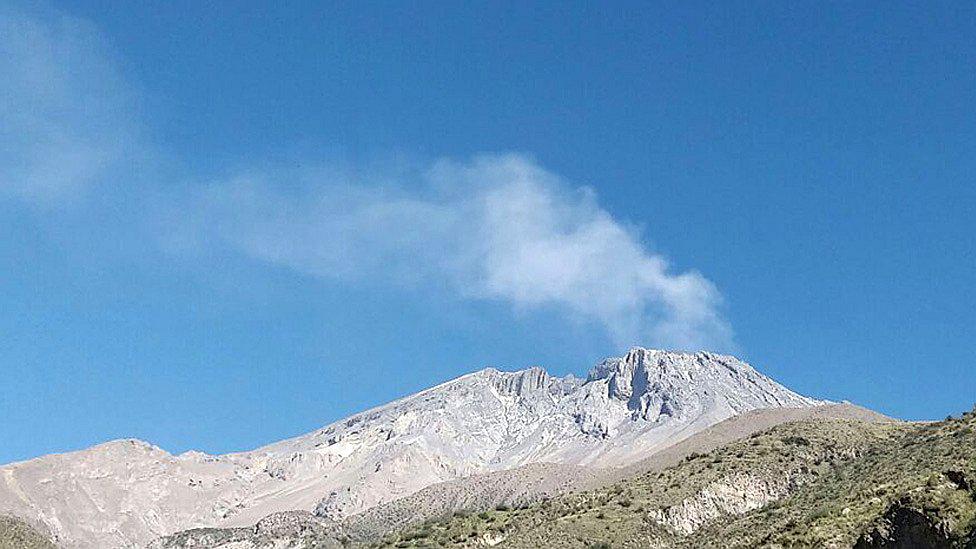 Moquegua: Volcán Ubinas emana gases magmáticos