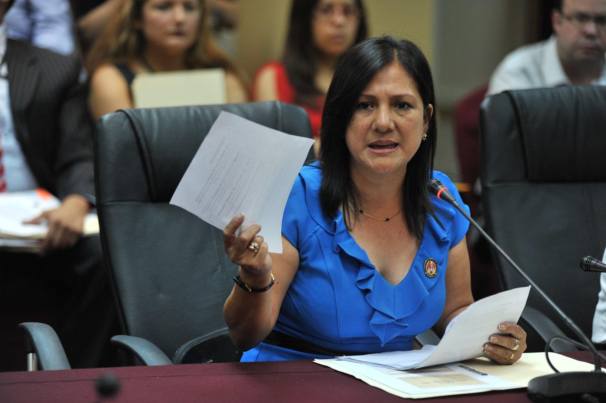 Homónima de la congresista López es beneficiaria de programa social