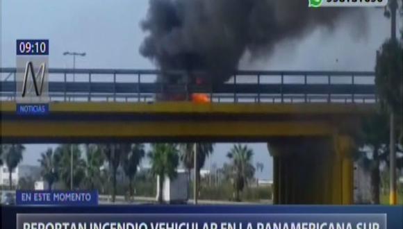Vehículo arde en llamas en un puente vehicular en la Panamericana Sur ubicado entre el límite de los distritos de Chorrillos y Villa El Salvador. (Captura: Canal N)
