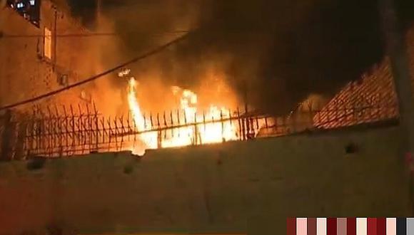 Incendio consumió un taller de carpintería en el Cercado de Lima (VIDEO) 