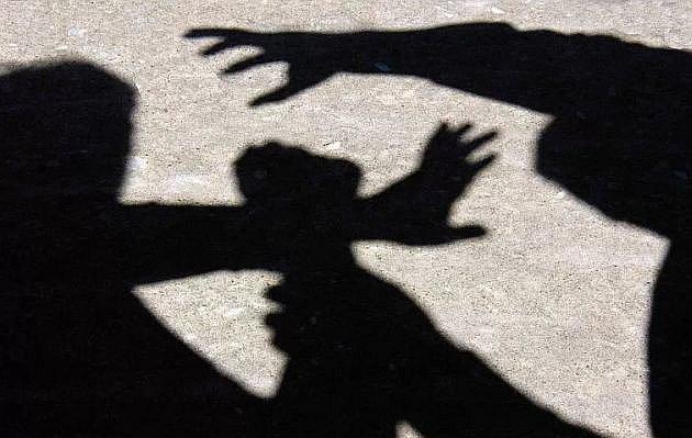 Mujer golpea a su esposo por no decirle que está bonita (FOTOS)