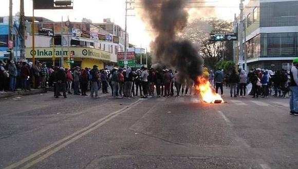 Panamericana Sur sigue bloqueada por trabajadores agrarios en Ica. Los protestantes exigen además que se derogue la Ley de Promoción Agraria.