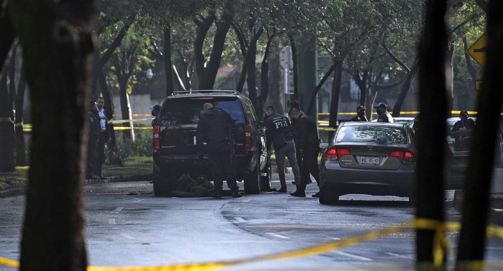 Imagen referencial. La policía inspecciona un automóvil después de que el jefe de Seguridad de la Ciudad de México, Omar García Harfuch, fuera herido. (AFP / PEDRO PARDO).