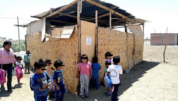 Niños del Bajo Piura estudian en colegio de esteras y piso de cartón 