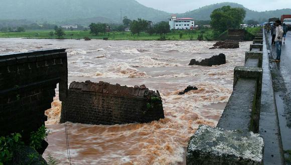 India: puente se derrumba y deja dos muertos y al menos 20 desaparecidos (VIDEO)