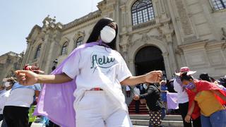 Día de la Mujer: colectivos piden el cierre del Congreso durante ceremonia en Palacio de Gobierno