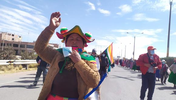 La mayor cantidad de personas se concentró en la salida hacia Puno. (Foto: Feliciano Gutiérrez)