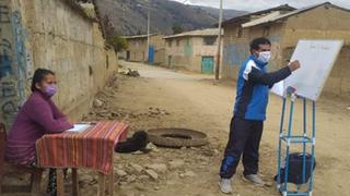 “En el Perú decimos cumplir las normas, pero en realidad no lo hacemos”, dice profesor que recorre 10 kilómetros para dar clases