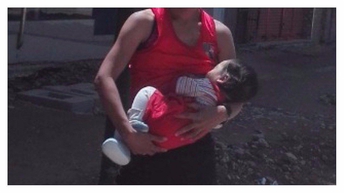 Atleta que participa en maratón se detiene para dar de lactar a su bebé (FOTO)