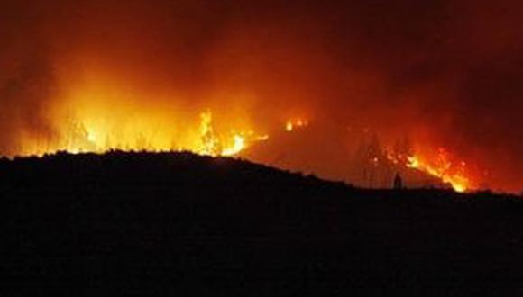 España: Incendio arrasa 1.200 hectáreas en isla de Tenerife