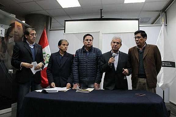Diferencias entre congresistas que mediaron diálogo de maestros y Minedu