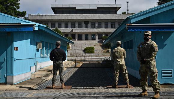 Soldados del UNC y un soldado de Corea del Sur montan guardia ante el Panmon Hall de Corea del Norte y la línea de demarcación militar que separa Corea del Norte y Corea del Sur, en Panmunjom, en el Área de Seguridad Conjunta (JSA ) de la Zona Desmilitarizada (DMZ) el 4 de octubre de 2022. (Foto de Anthony WALLACE / AFP)