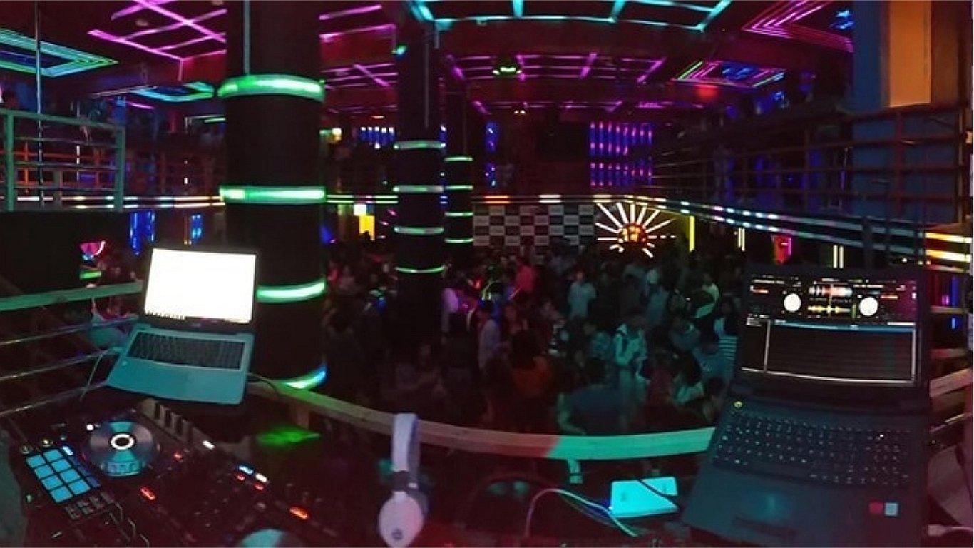 Discotecas cerradas burlan a la autoridad y convocan por Facebook a universitarios
