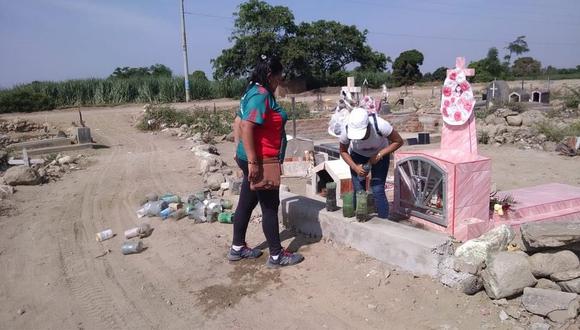 Recogen plásticos y floreros de cementerio San Carlos para prevenir el dengue 