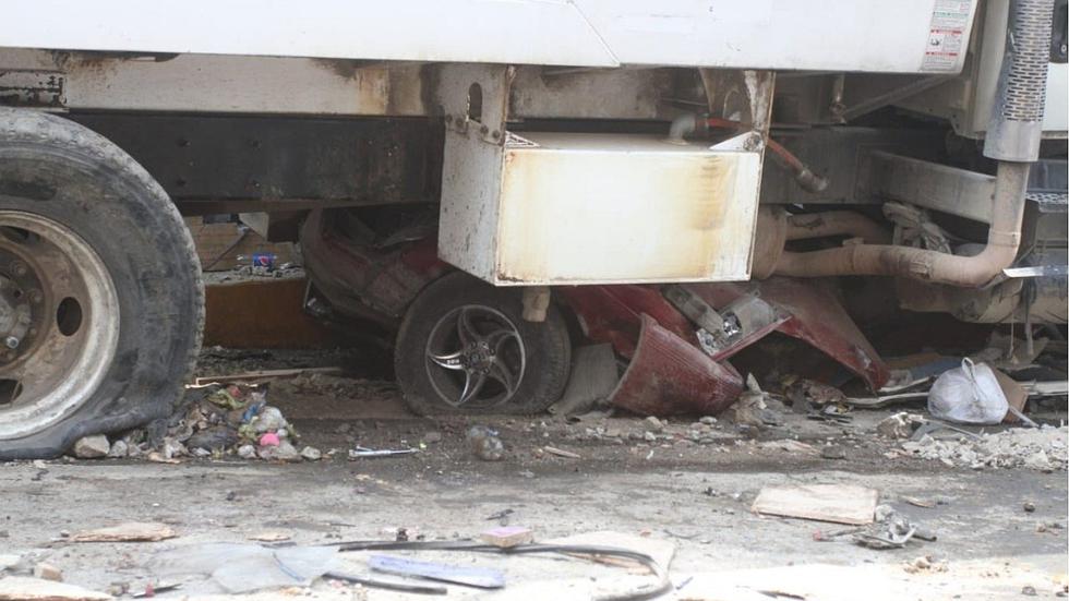 Hombre queda atrapado tras choque de camión de basura contra dos mototaxis y auto