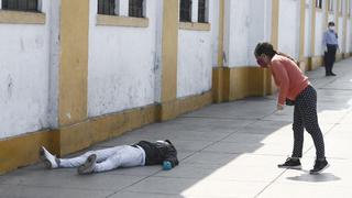 Joven con síntomas de coronavirus apareció en exteriores del hospital Dos de Mayo (FOTOS)